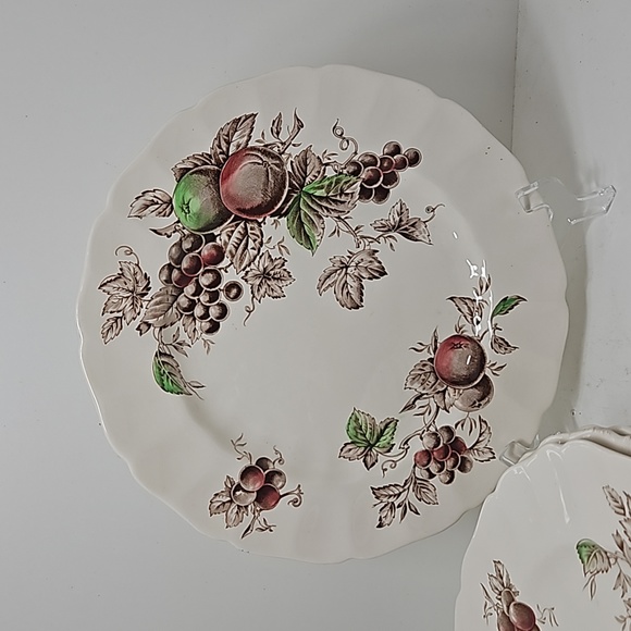 Johnson Brothers Harvest Time 9 3/4 in. Dinner Plate EXCELLENT CONDITION - Picture 2 of 4